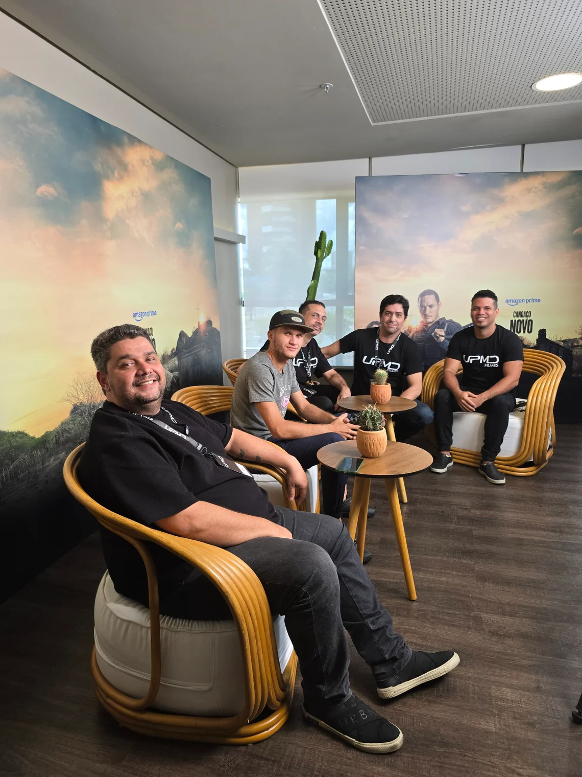 Integrantes da equipe UPMD no cenário do junket de Cangaço Novo