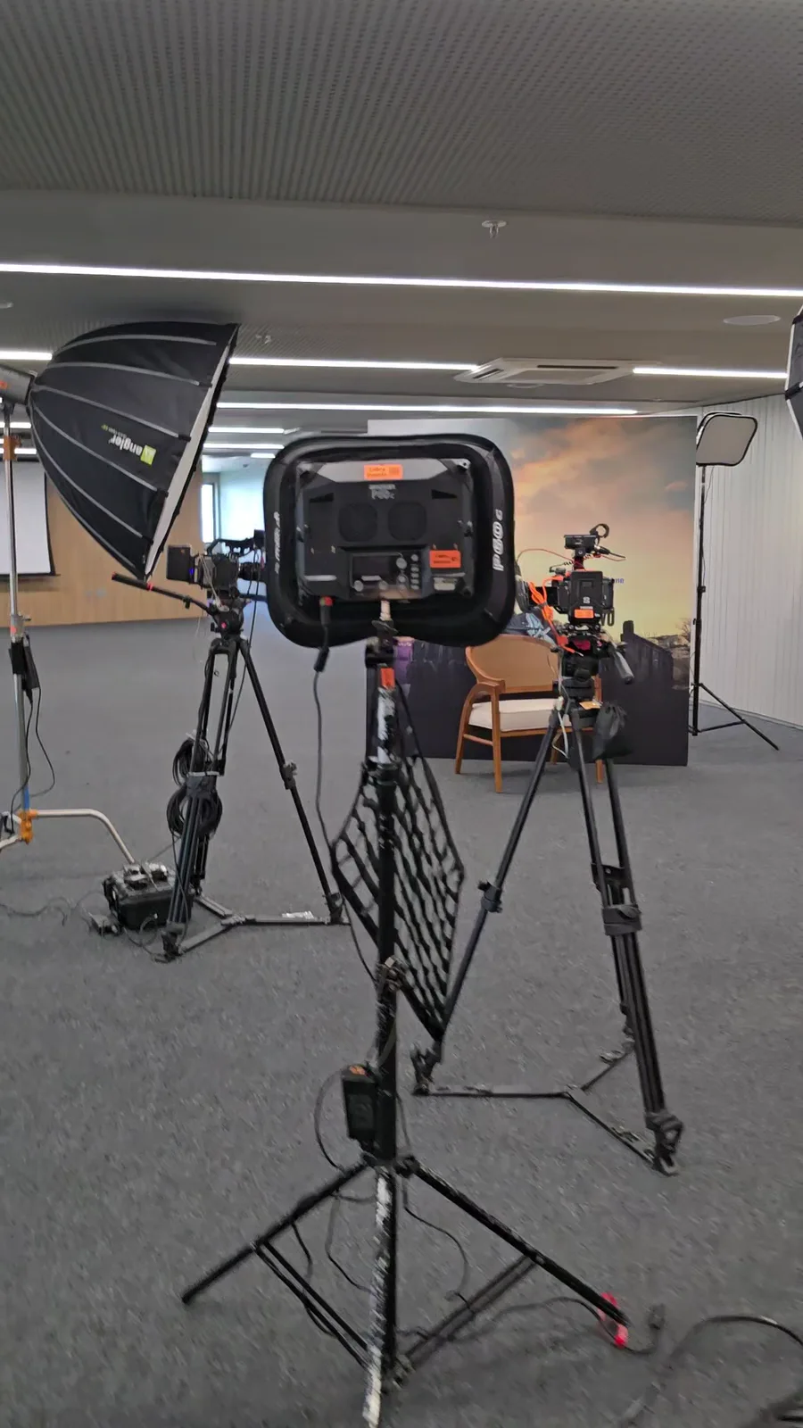 Câmeras e iluminação no set de entrevistas