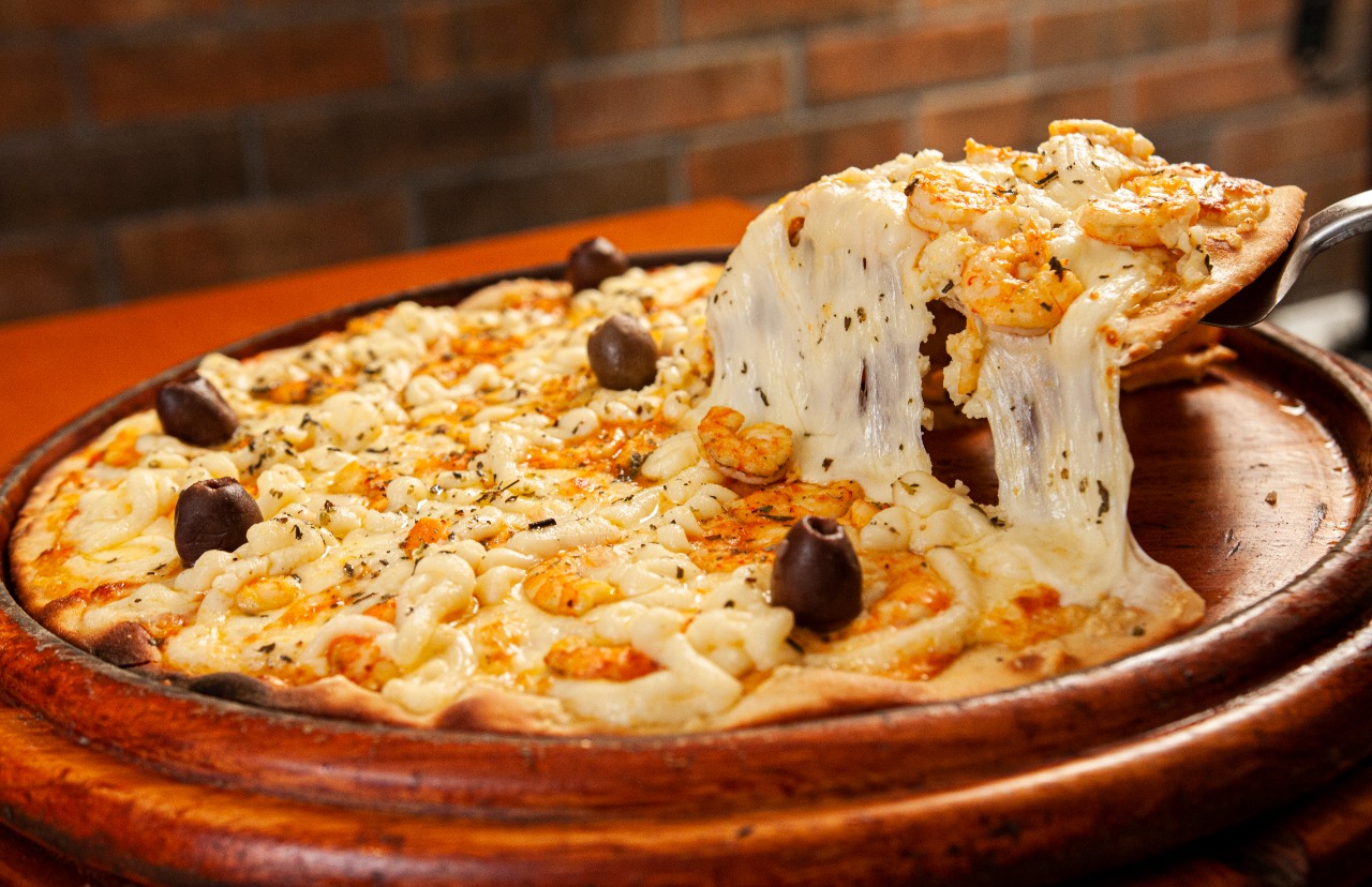 Pizza com queijo e frutos do mar