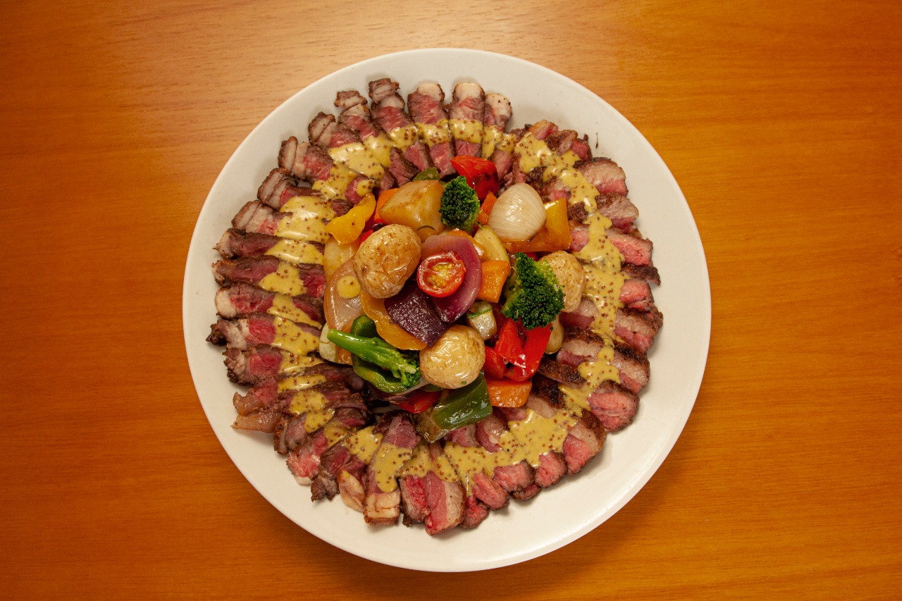 Prato de steak fatiado com legumes