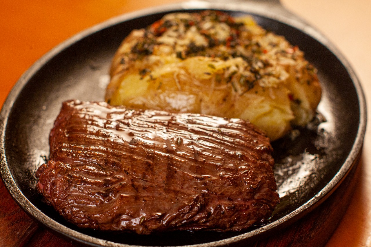 Steak com batata em close
