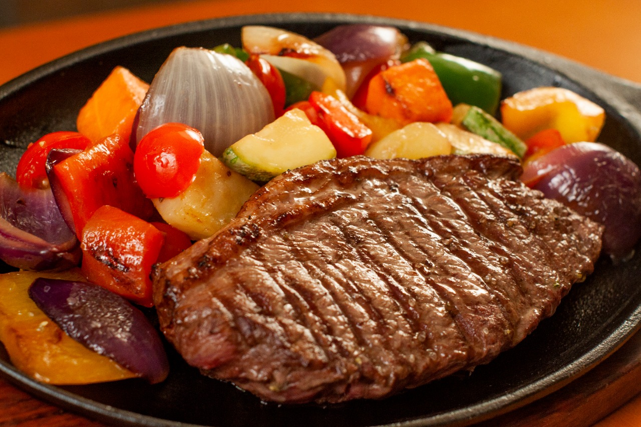 Steak com legumes em close