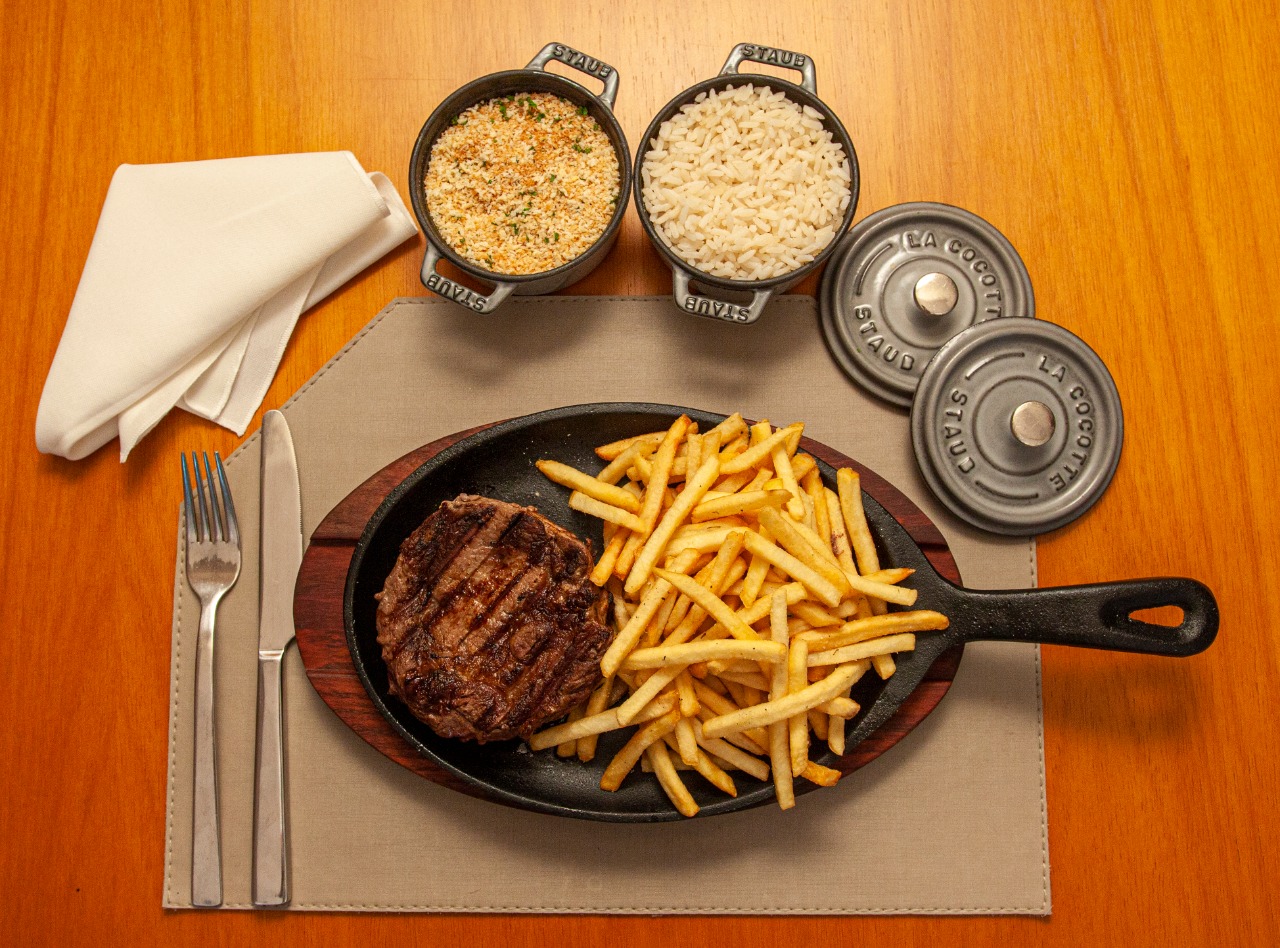 Steak com fritas e acompanhamentos